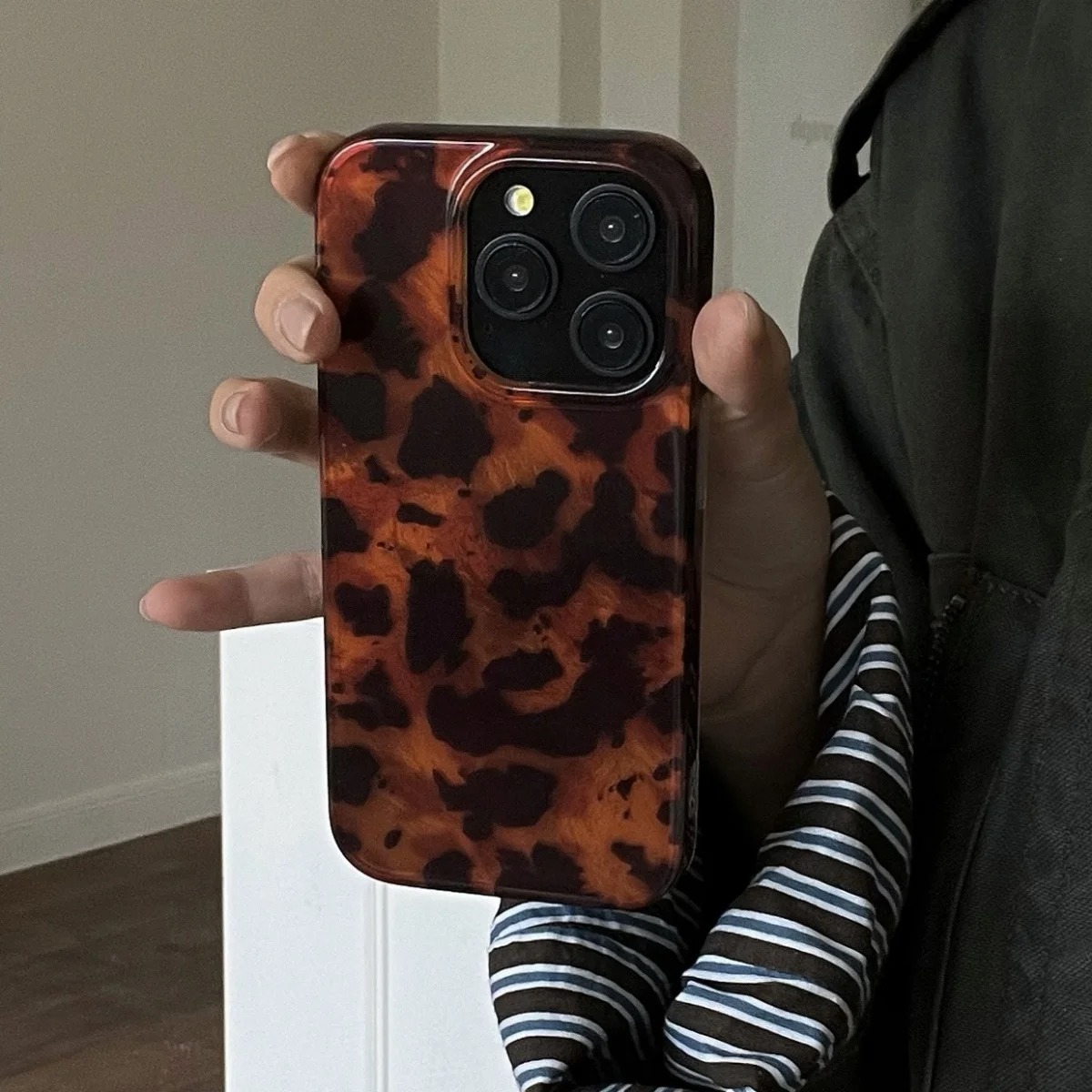 Retro Amber Texture Laser Phon - đánh giá và giá Phone Accessories To Sell